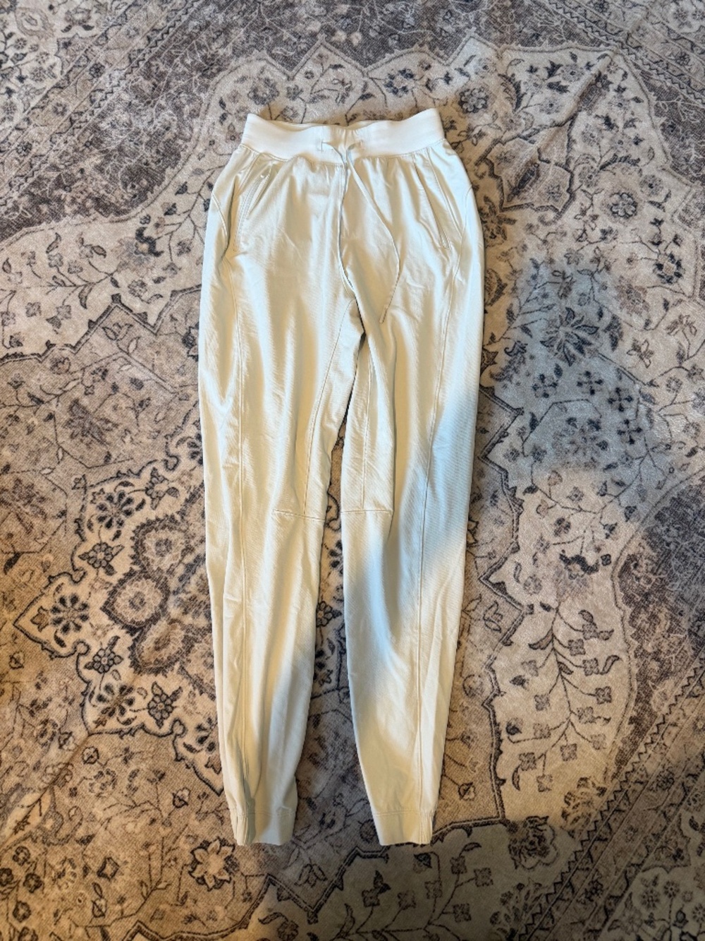 Lululemon cream joggers in size 4/ S